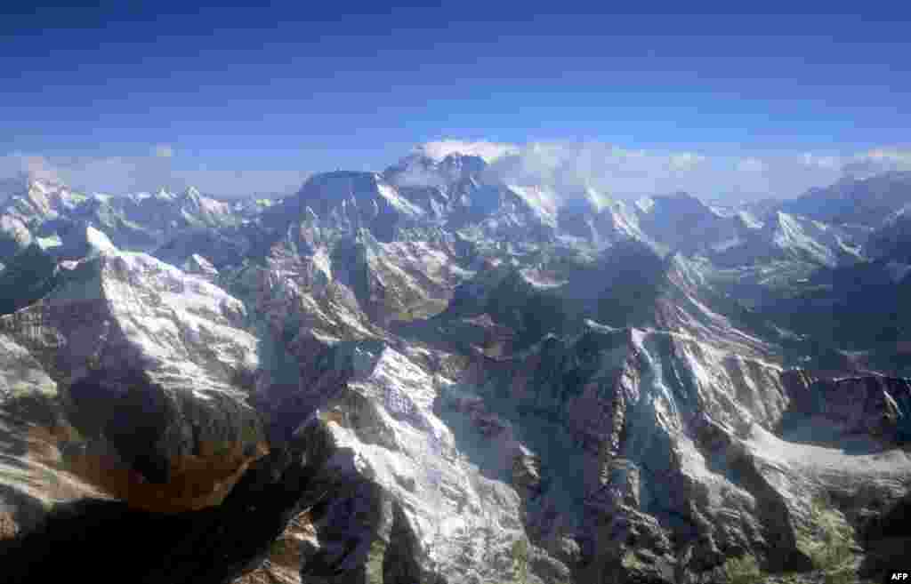 A view of Mount Everest and the Himalayan mountain range 