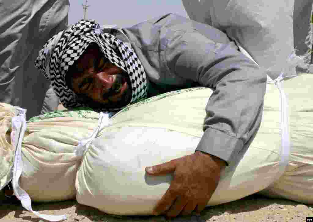 با وجود دستگیری صدام حسین و سران حزب بعث و برگزاری رفراندوم موجی از بمبگذاران انتحاری در سال ۲۰۰۶غیر نظامیان عراقی را هدف میگیرند.