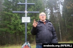 Ян Дзяржаўцаў выступае каля самаробнага мэмарыялу ў «расстрэльным» лесе