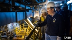 Глава "Роснефти" Игорь Сечин во время посещения морской буровой платформы Exxon Mobil" в Охотском море.