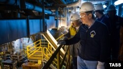 "Роснефть" басшысы Игорь Сечин ExxonMobil компаниясының Охот теңізіндегі бұрғылау платформасында тұр. 