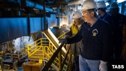 Глава "Роснефти" Игорь Сечин во время посещения морской буровой платформы Exxon Mobil" в Охотском море