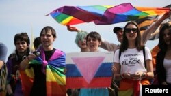 A szentpétervári Pride résztvevői 2017-ben. Aktivisták szerint az új törvényt, amely az LMBT-aktivizmust az erőszakra való felbujtással vagy a pornográfia terjesztésével teszi egyenlővé, arra használják fel, hogy eltereljék az oroszok figyelmét az ukrajnai háborúról