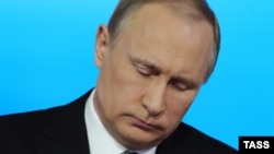 Президент России Владимир Путин во время «прямой линии». Москва, 14 апреля 2016 года.
