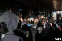 Митинг жителей Бирюлева с требованием найти убийцу Егора Щербакова, переросший в погромы. 13 октября 2013 года