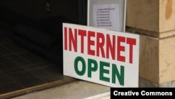 "Internet, ochil"mi yoki "Internet ochiq"mi? (muallif Blaise Alleyne, Flickr.com)