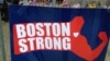 Жарылыстан кейін Бостон көшесінде пайда болған "Бостон қайыспайды!" деген жазуы бар баннер. 23 сәуір 2013 жыл