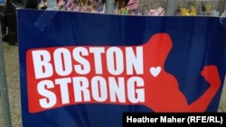 Жарылыстан кейін Бостон көшесінде пайда болған "Бостон қайыспайды!" деген жазуы бар баннер. 23 сәуір 2013 жыл