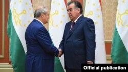 На фото (слева направо) министр иностранных дел Узбекистана Абдулазиз Камилов и президент Таджикистана Эмомали Рахмон.