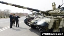 Президент Азербайджана Ильхам Алиев осматривает российские танки T-90 на военной базе в Нахичеване, апрель 2014 г․