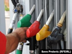 Zbog rekordnog skoka nafte na svjetskim berzama, od ponoći 1. marta gorivo će u Crnoj Gori biti skuplje od dva do četiri centa po litru (fotografija sa jedne od pumpi u Crnoj Gori)