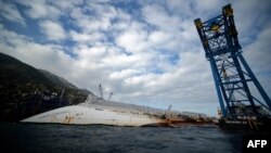 Судно Costa Concordia біля берега острова Джильйо, фото 12 січня 2013 року, через рік після катастрофи