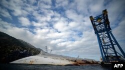 Затонувший корабль Costa Concordia у берега острова Генуя. 12 января 2013 года.