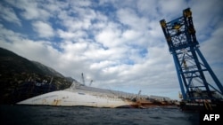 На месте крушения круизного лайнера Costa Concordia год спустя (12 января 2013 года)