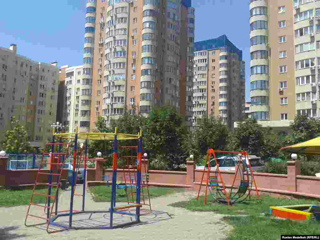 Дворы недавно возведенных жилых комплексов оснащены намного лучше. Детские площадки в новостройках огорожены, там установлены различные аттракционы. Алматы, 21 августа 2013 года.