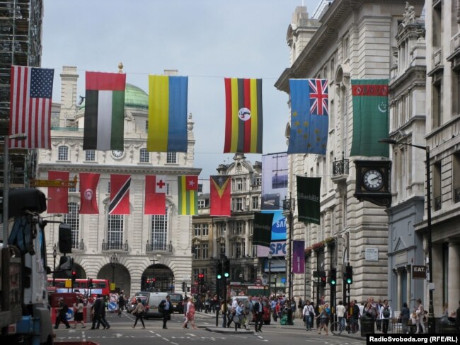 Rrugët e Londrës të mbushura me flamujt e vendeve pjesëmarrëse në Lojëra Olimpike më 2012.