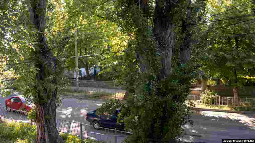 Говорят, что на противоположной стороне улицы &ndash; на территории, где сейчас в густой зелени деревьев утопает Детский парк &ndash; премьер-министр Великобритании увидел развернутую зенитную батарею Красной армии и якобы был удивлен такими мерами безопасности