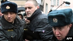 У Сергея Удальцова (в центре) большой опыт общения с милицией...