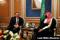 مایک پومپئو (چپ) در دیدار با محمد بن سلمان، ولیعهد عربستان