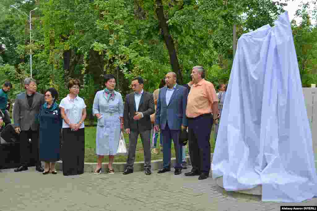 Памятник установили напротив стены памяти Дениса Тена, на улице Байсеитовой, ниже улицы Курмангазы. На фото (слева направо): президент Ассоциации корейцев Казахстана Сергей Огай, общественный деятель Роза Кунирова, певица Роза Рымбаева, пианистка Жания Аубакирова, заместитель акима Алматы Арман Кырыкбаев, олимпийский чемпион Ермухан Ибраимов. Казахстан, Алматы, 22 июня 2019 года.