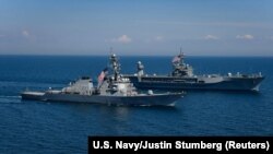 Эсминец с управляемыми ракетами типа Arleigh Burke ВМС США USS Porter и корабль управления класса Blue Ridge USS Mount Whitney в Черном море во время американо-украинских морских учений Sea Breeze-2018, иллюстрационное фото