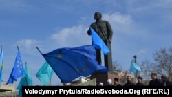 Demonstrație la Simferopol, în Ucraina, în fața statuii lui Lenin