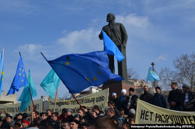 Акція біля пам'ятника Леніну в Сімферополі, 23 лютого 2014 року Акція біля пам'ятника Леніну в Сімферополі, 23 лютого 2014 року