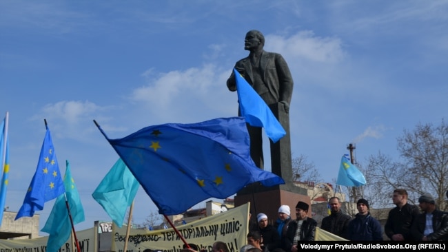 Акція біля пам'ятника Леніну в Сімферополі, 23 лютого 2014 року