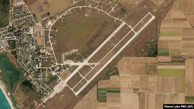 Авиабаза и самолеты на военном аэродроме в Новофедоровке перед взрывами, произошедшими 9 августа 2022 года. Спутниковый снимок Planet Labs PBC