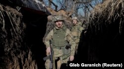 Українські бійці зі спецпідрозділу «Азов» на позиції у Травневому, яке зазнало обстрілу, архівне фото