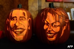 ABŞ - Prezident Obama və xanımı Mişel Obamanın "balqabaq" obrazı Halloween ərəfəsində Madam Tüsso Muzeyində, New York, 22 oktyabr 2013.