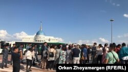 Многодетные матери требуют повышения размера соцпомощи возле Акорды. Нур-Султан. 19 августа 2019 года.