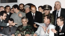 Александр Лебедь и Аслан Масхадов подписывают договор о прекращении огня в Хасавюрте (30 августа 1996)