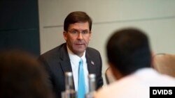 Mark T. Esper Londonda keçirilmiş görüş zamanı