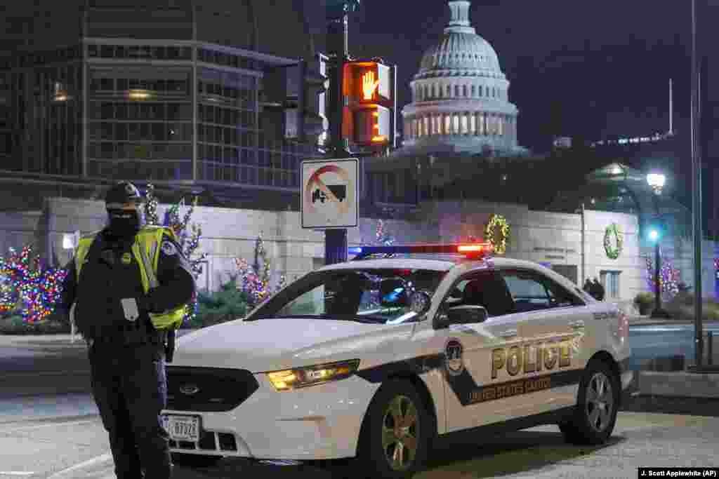 Полиция Вашингтона наблюдает за демонстрацией на Национальной аллее &ndash; в то время как нижняя палата и Сенат собираются на совместное заседание для сертификации результатов выборов 3 ноября&nbsp;&nbsp;
