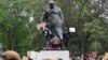 În urmă cu două săptămâni, protestatari de la Londra au vandalizat statuia lui Winston Churchill, iar sâmbătă, monumentul a fost protejat de o cutie metalică și înconjurat de loialiști, cum își spun cei care susțin personalitatea fostului premier britanic