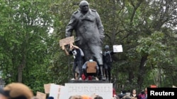În urmă cu două săptămâni, protestatari de la Londra au vandalizat statuia lui Winston Churchill, iar sâmbătă, monumentul a fost protejat de o cutie metalică și înconjurat de loialiști, cum își spun cei care susțin personalitatea fostului premier britanic