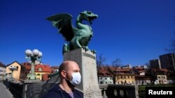 Архивска фотографија- човек со маска во Љубљана