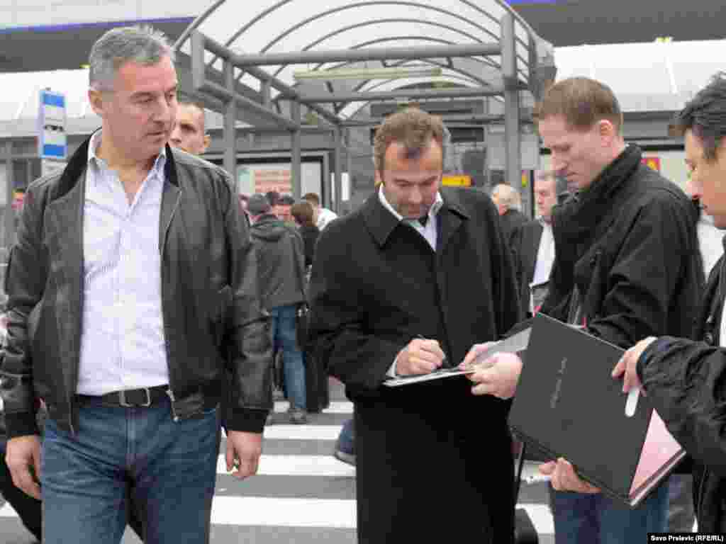 Milo Đukanović i Dejan Savičević neposredno po dolasku u Prag, 10.11.2011. Foto: RSE / Savo Prelević
