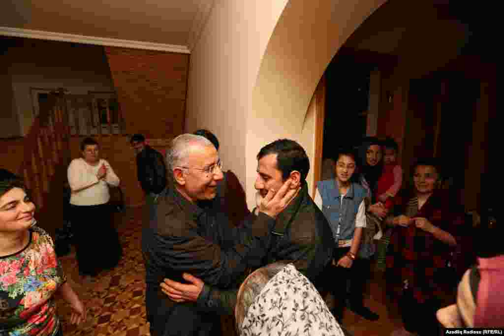 İntiqam Əliyev dostları ilə görüşür