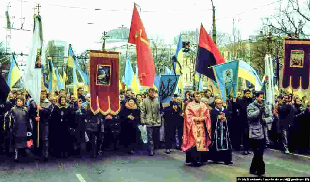 Під час багатолюдної ходи в центрі Києва серед великої кількості синьо-жовтих прапорів майорів і великий червоно-чорний стяг.&nbsp;Влада не наважилася перешкодити цьому