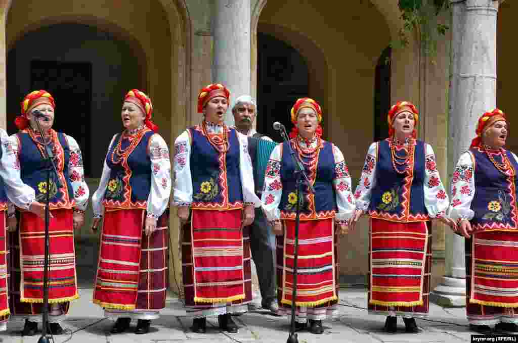 Український самодіяльний народний ансамбль &laquo;Візерунки&raquo; палацу культури &laquo;Севастопольський&raquo;, що в селищі Сахарна Головка