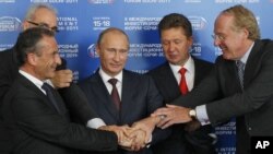 Potpisivanje sporazuma o izgradnji gasovoda Južni tok u Sočiju 2011. Krajnje lijevo je predstavnik Wintershalla Harold Schwager. Rusiju su na ceremoniji predstavljali tadašnji premijer Vladimir Putin (u sredini) i šef Gazproma Aleksej Miller (drugi s desna).