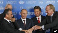 Pamje pas nënshkrimit të një marrëveshjeje për ndërtimin e një gazsjellësi në Soçi. Shtator 2011. Në mesin e pjesëmarrësve shihet edhe presidenti rus, Vladimir Putin.