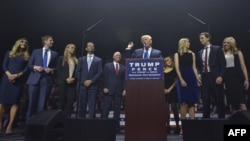 D.Trump ailə üzvləri ilə birlikdə.