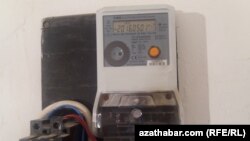 Türkmenistanda ýaşaýyş jaýlarda oturdylýan elektrik energiýany ölçeýji gural.