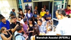 Адвокат Ғалым Нұрпейісов сотқа кіре алмаған адамдардың сұрақтарына жауап беріп жатыр. Алматы, 29 тамыз 2019 жыл.