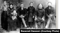 Семья Симахиных, Николай – третий слева. 1917 год