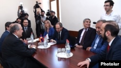 Armenia - Former Prime Minister Armen Sarkissian (L) meets with parliament deputies from the opposition Yelk alliance in Yerevan, 9 February 2018.