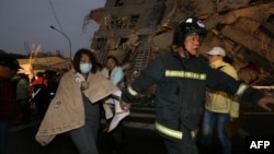 امدادگران در ساعات اولیه موفق شده‌اند عمده ساکنان یک ساختمان ویران شده ۱۷ طبقه را نجات دهند
